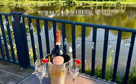 Dillons Lakeside Lodge